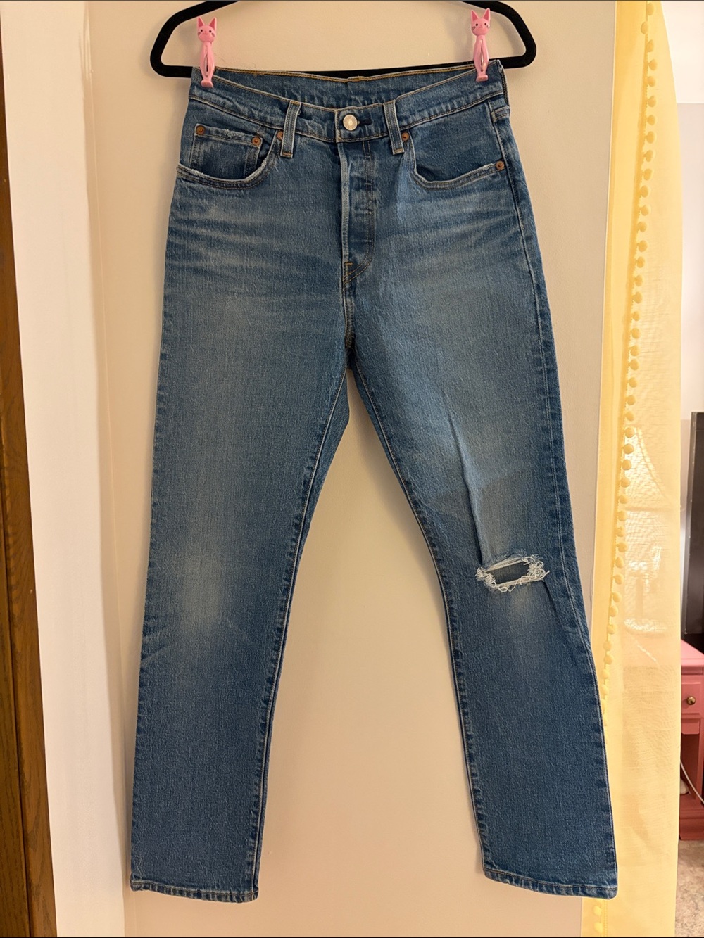 Levi's 401 4 Buttons with Knee Rip